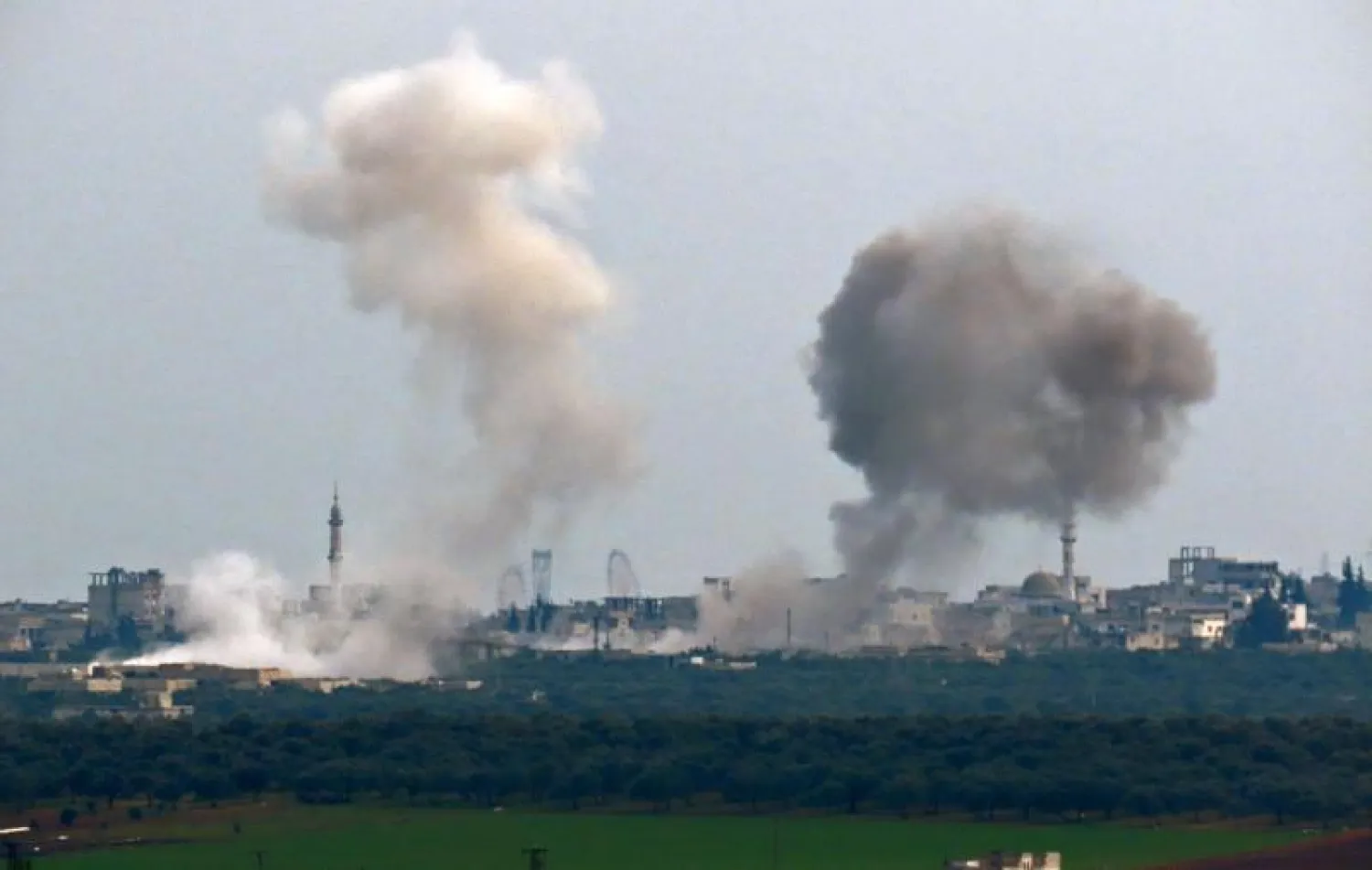 تصاعد الدخان جراء القصف الذي طال بلدة سرمين على بعد حوالي 8 كيلومترات جنوب شرقي إدلب (أ.ف.ب)