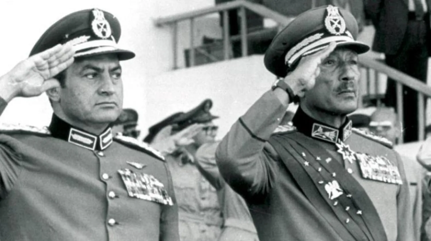 Mübarek’in 6 Ekim 1981'deki askeri geçit töreni sırasında Mısır’ın eski Devlet Başkanı Enver Sedat’ın suikasta uğramadan önce yanında görüldüğü bir fotoğraf (EPA)