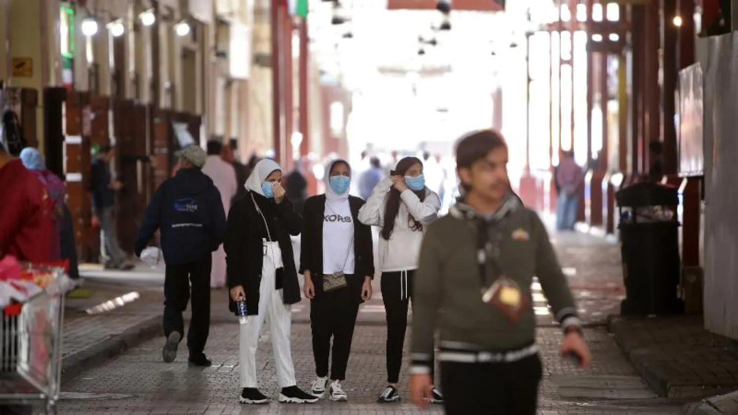 نساء كويتيات يرتدين أقنعة واقية في مدينة الكويت (أ.ف.ب)