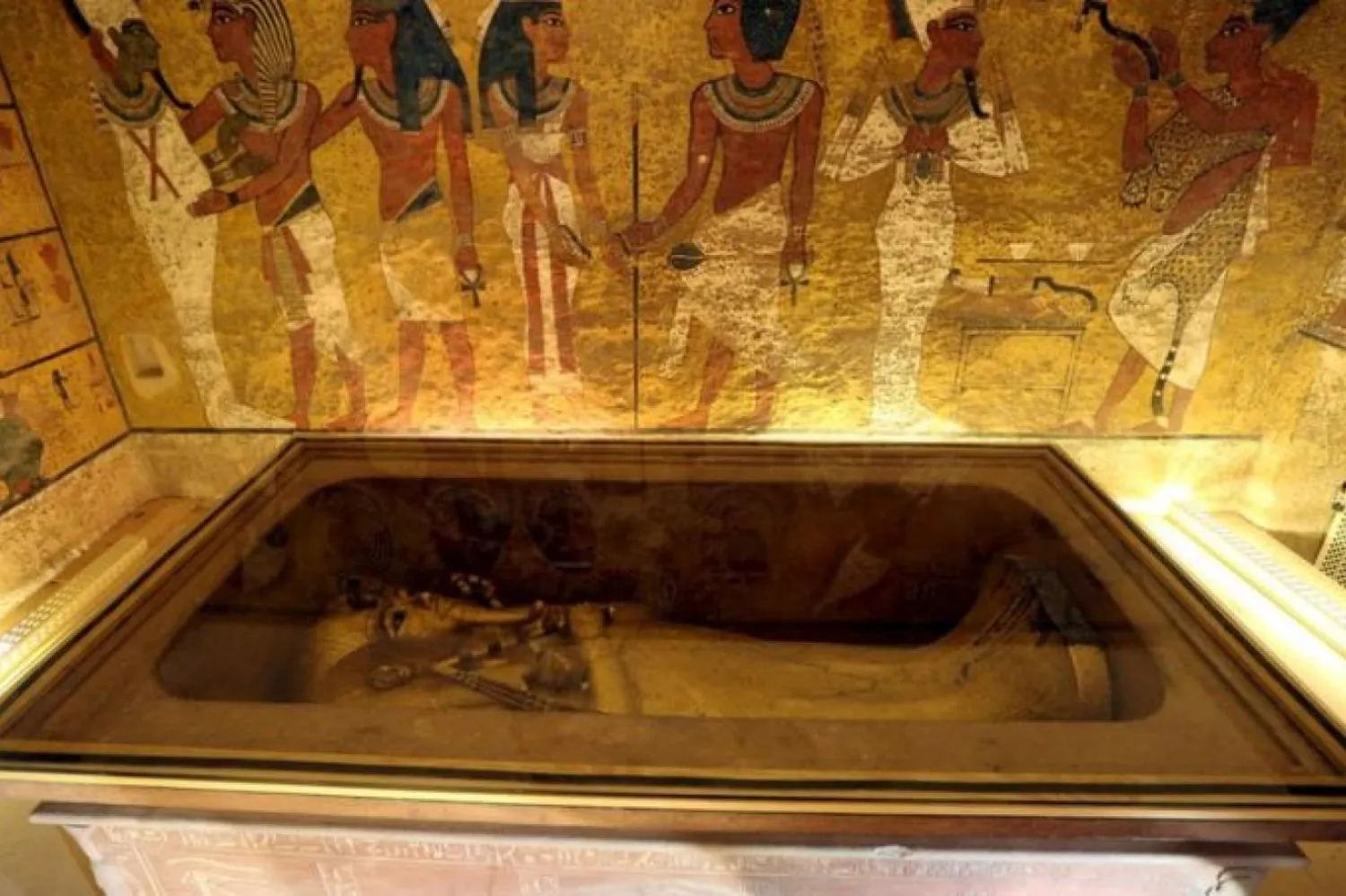 Kraliçe'nin kalıntılarının gizli bir bölmesinde bulunduğu düşünülen Tutankamon'un mezarı 1922'de keşfedilmişti (Reuters)