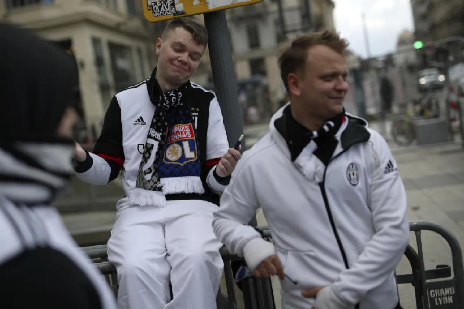 وصول مشجعي يوفنتوس الإيطالي إلى ليون بوسط فرنسا لمتابعة مباراة الفريقين ضمن ذهاب الدور ثمن النهائي لمسابقة دوري أبطال أوروبا (أ.ب)