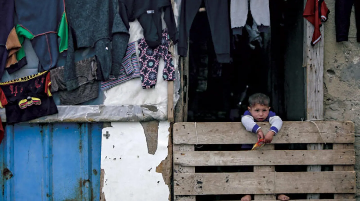 طفل في مخيم خان يونس بقطاع غزة (أ.ف.ب)