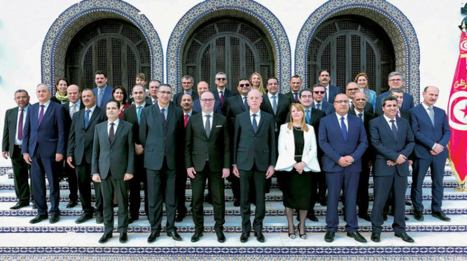 رئيس الجمهورية قيس سعيد مع أعضاء الحكومة التونسية الجديدة بعد أدائها اليمين الدستورية في قصر قرطاج أمس (أ.ف.ب)