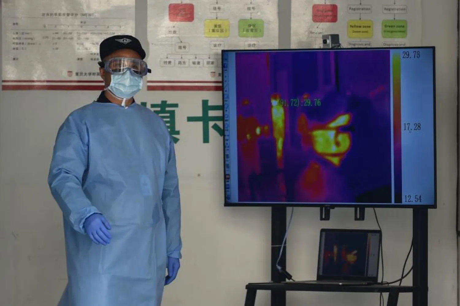 حارس أمن يرتدي ملابس واقية عند نقطة وصول إلى مستشفى هواشان في شنغهاي بالصين (أ.ف.ب)