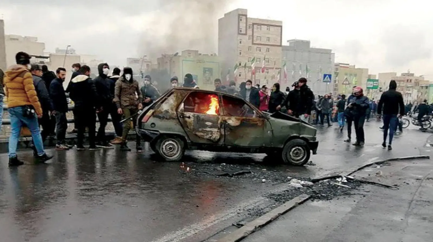 محتجون يقطعون طريقاً سريعاً في العاصمة طهران منتصف نوفمبر الماضي (أ.ف.ب)