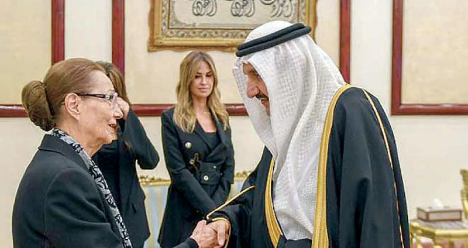 الأمير منصور بن متعب لدى تقديمه واجب العزاء  لأسرة مبارك في القاهرة أمس (واس)