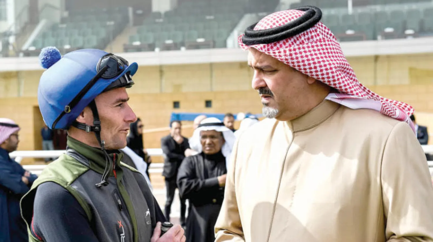 الأمير بندر بن خالد في حديث مع أحد المتسابقين (الشرق الأوسط)