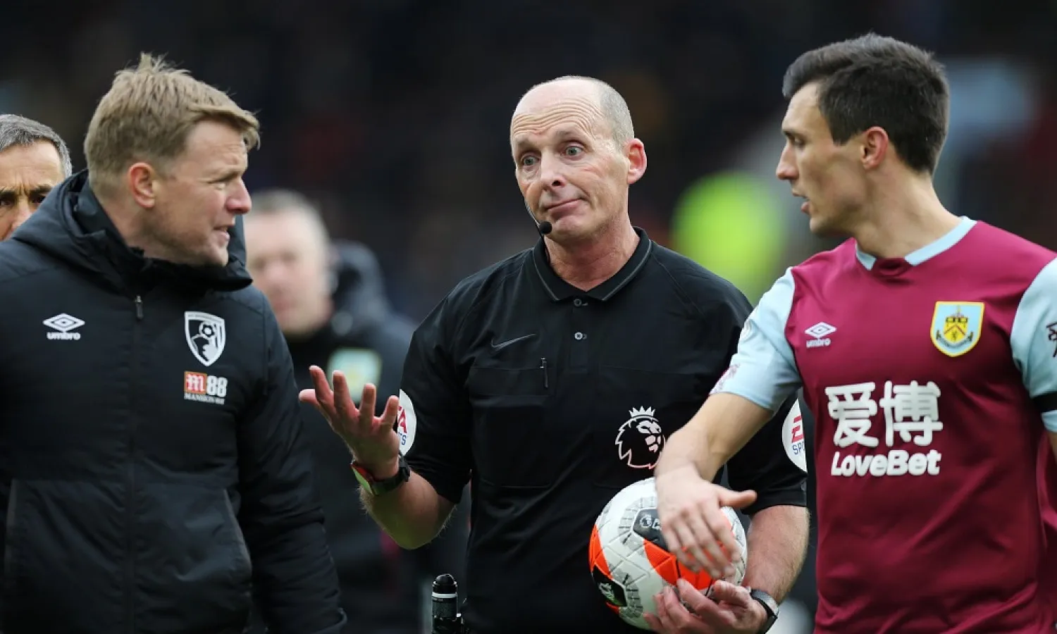 Referee Mike Dean. (Getty Images)