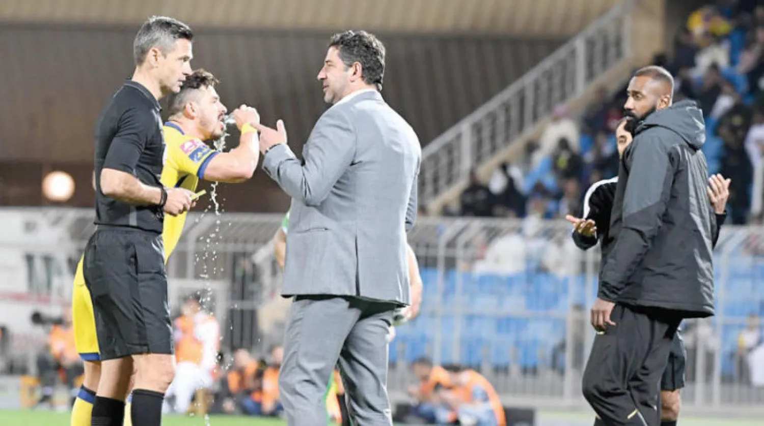 فيتوريا مدرب النصر في جدال مع حكم مباراتهم الأخيرة أمام الأهلي (تصوير: بشير صالح)