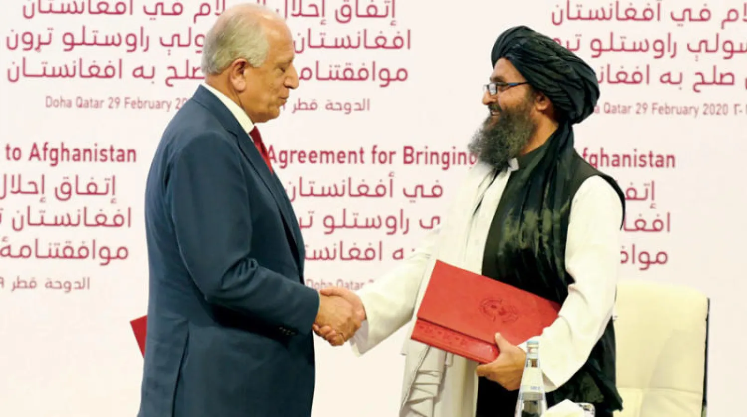 وقع الاتفاق المبعوث الأميركي الخاص بأفغانستان زلماي خليل زاد (يسار) والمسؤول السياسي لـ«طالبان» الملا عبد الغني بارادار (إ.ب.أ)