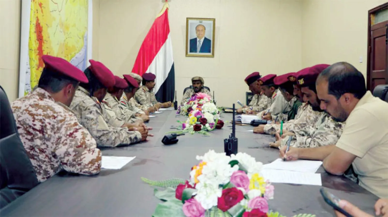 جانب من اجتماع رئيس الأركان اليمني مع قيادات عسكرية في مأرب أمس (سبأ)