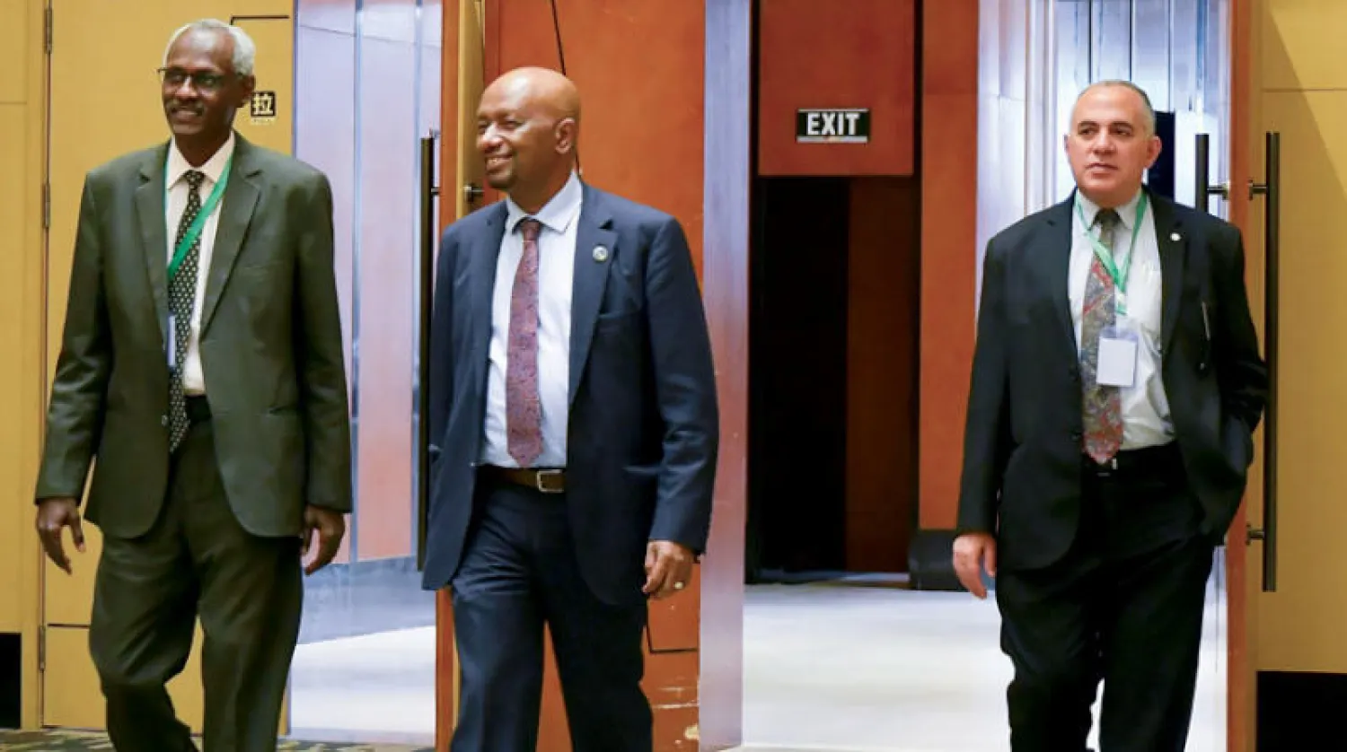 من اليمين: وزراء الري في مصر وإثيوبيا والسودان عقب انتهاء الجولة الرابعة والأخيرة من مباحثات «سد النهضة» في أديس أبابا (إ.ب.أ)