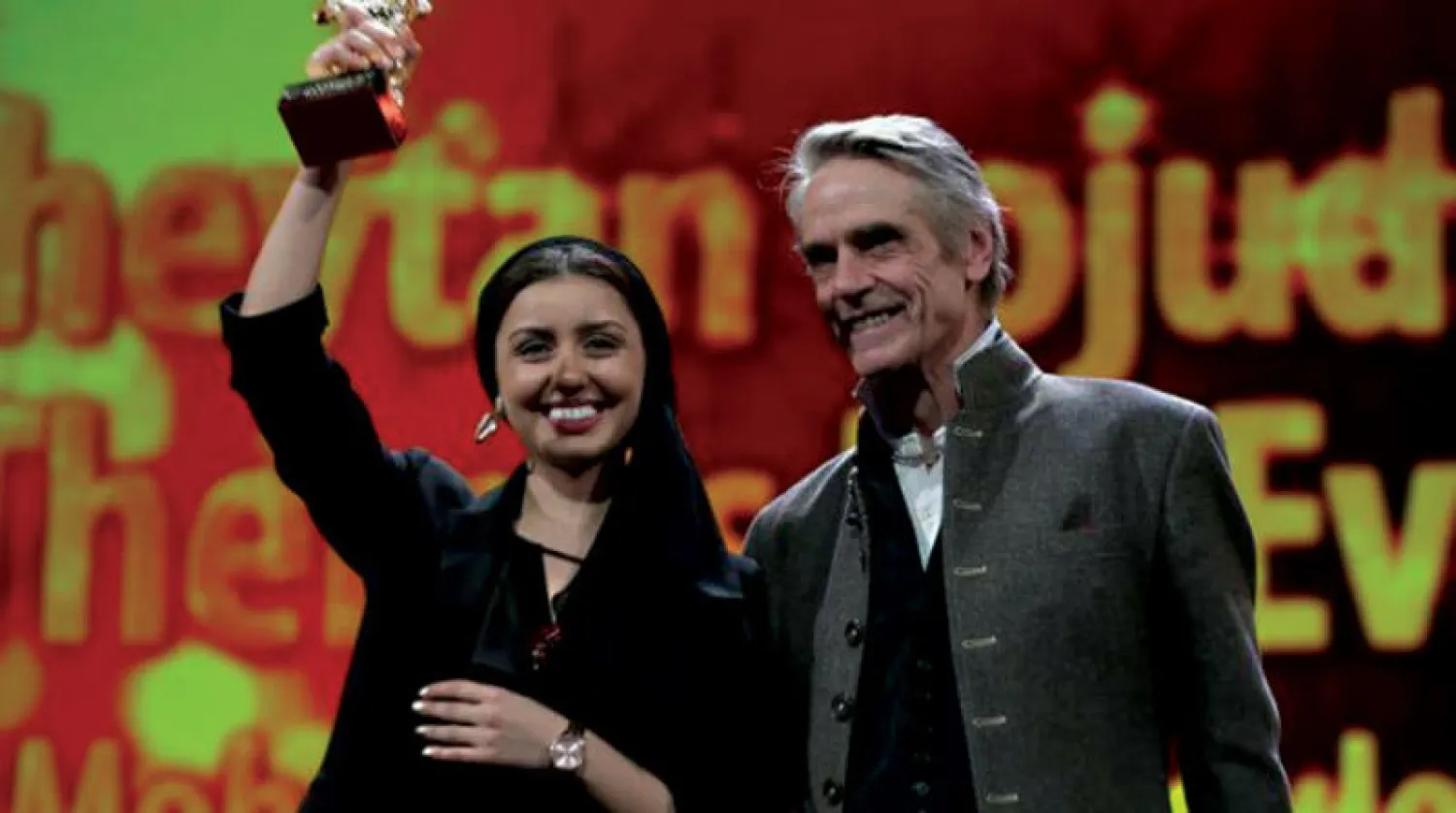 باران رسولوف ترفع جائزة أبيها بحضور جيريمي آيرونز