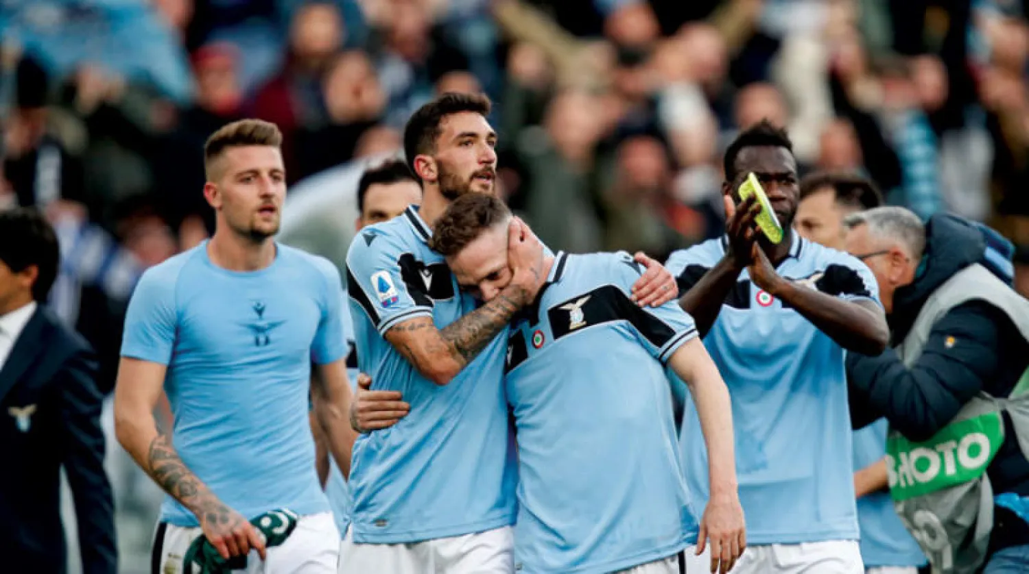 لاعبو لاتسيو استفادوا من تأجيل مباريات منافسيهم وقفزوا للصدارة (أ.ب)