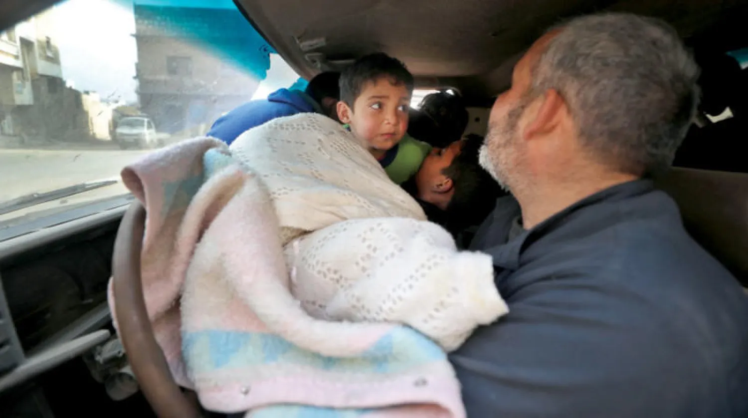 سوري بريف حلب الغربي يستعد للنزوح مع عائلته (أ.ف.ب)