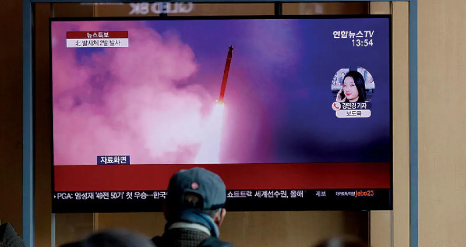 كوريون جنوبيون يتابعون أخبار الصاروخين (أ.ب)