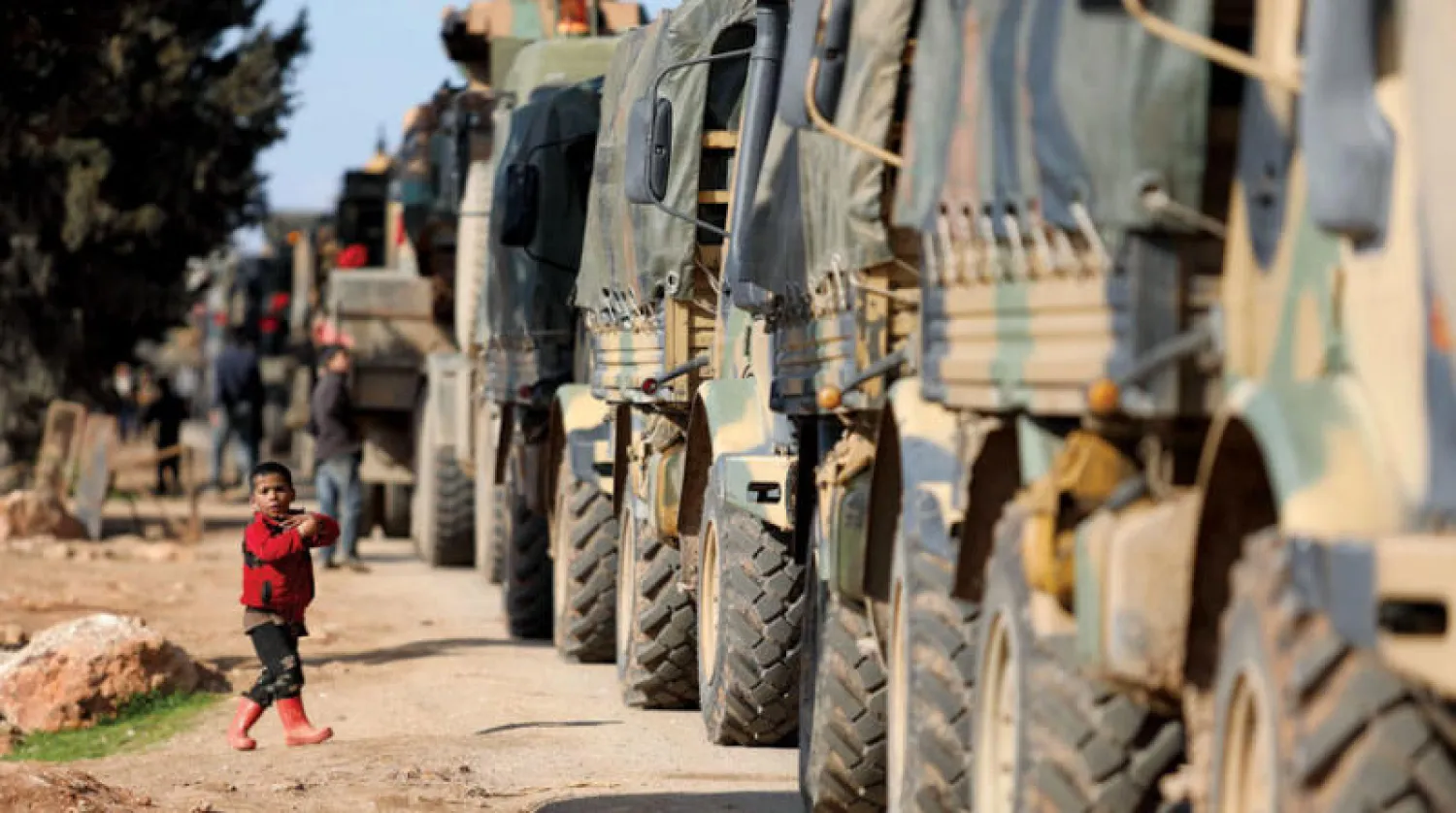 قافلة عسكرية تركية في الطريق الدولي الذي يصل إدلب بمنفذ باب الهوى الحدودي أمس (أ.ف.ب)