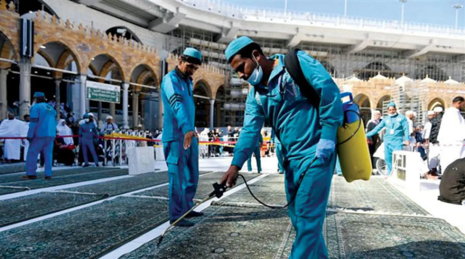 تعقيم وتطهير السجاد داخل الحرم المكي (الشرق الأوسط)