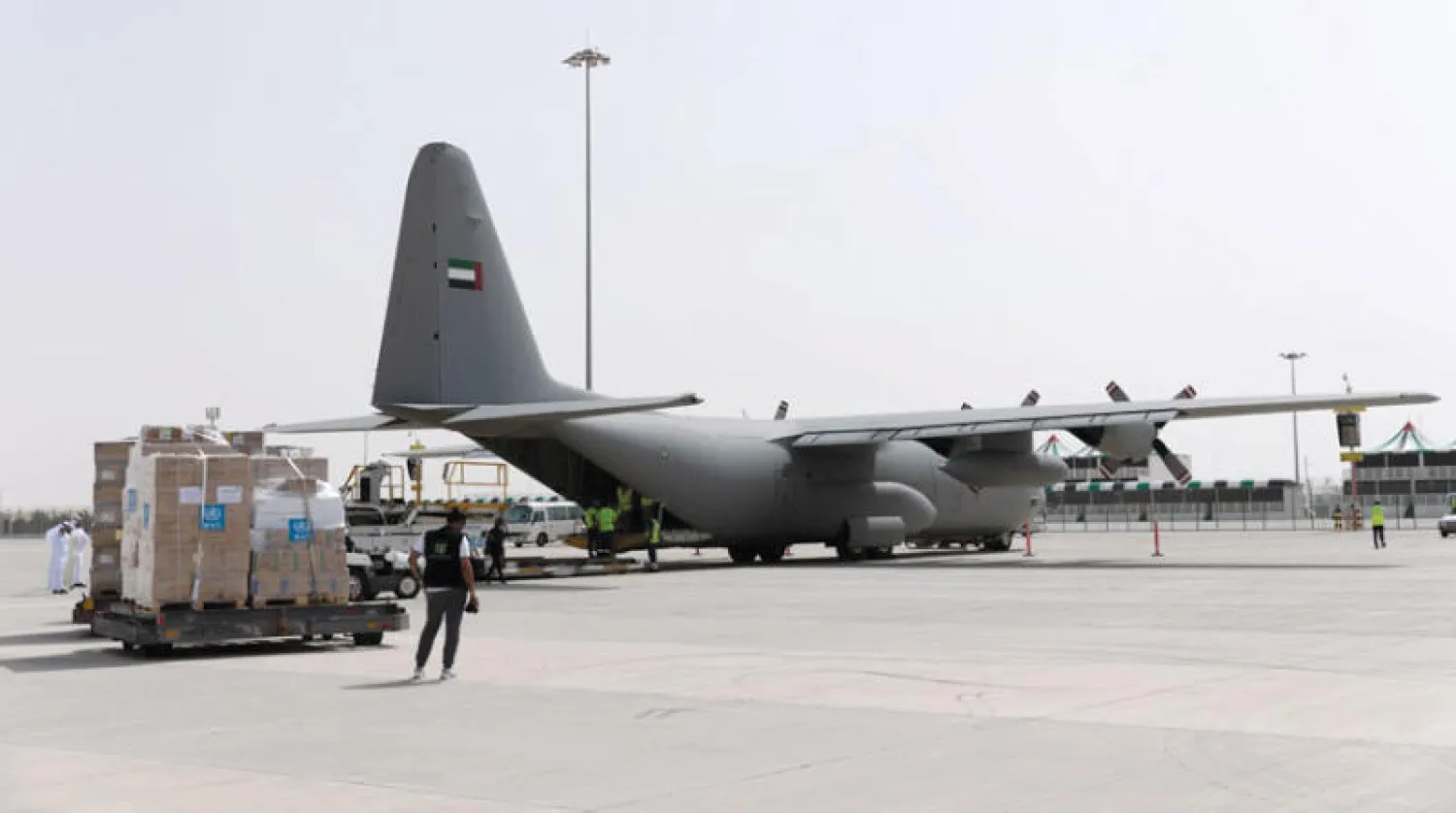 عمليات الشحن للمواد الطبية من المدينة العالمية للخدمات الإنسانية في دبي إلى إيران أمس (وام)