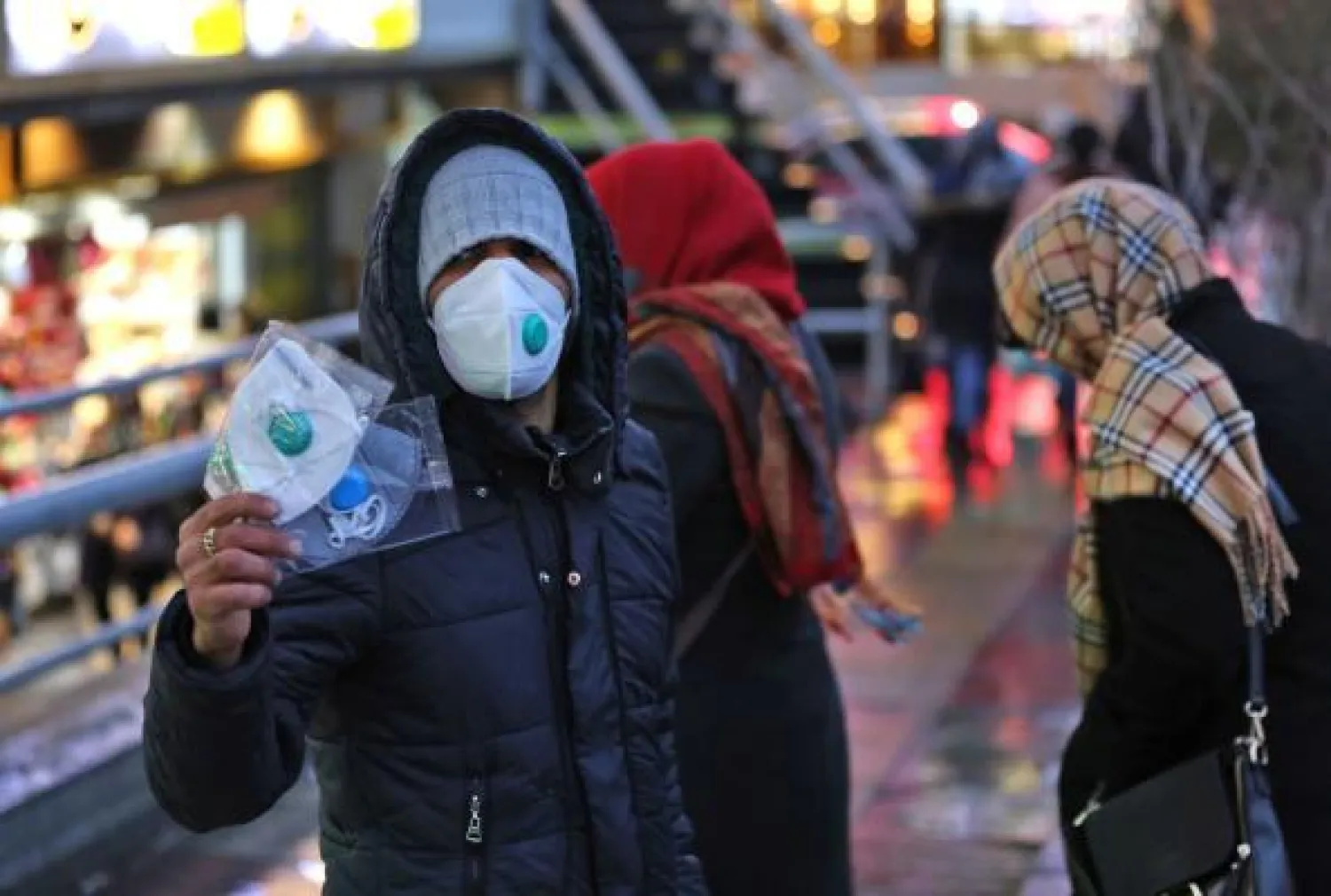 إيراني يعرض كمامات للبيع في العاصمة الإيرانية طهران (ا.ف.ب)