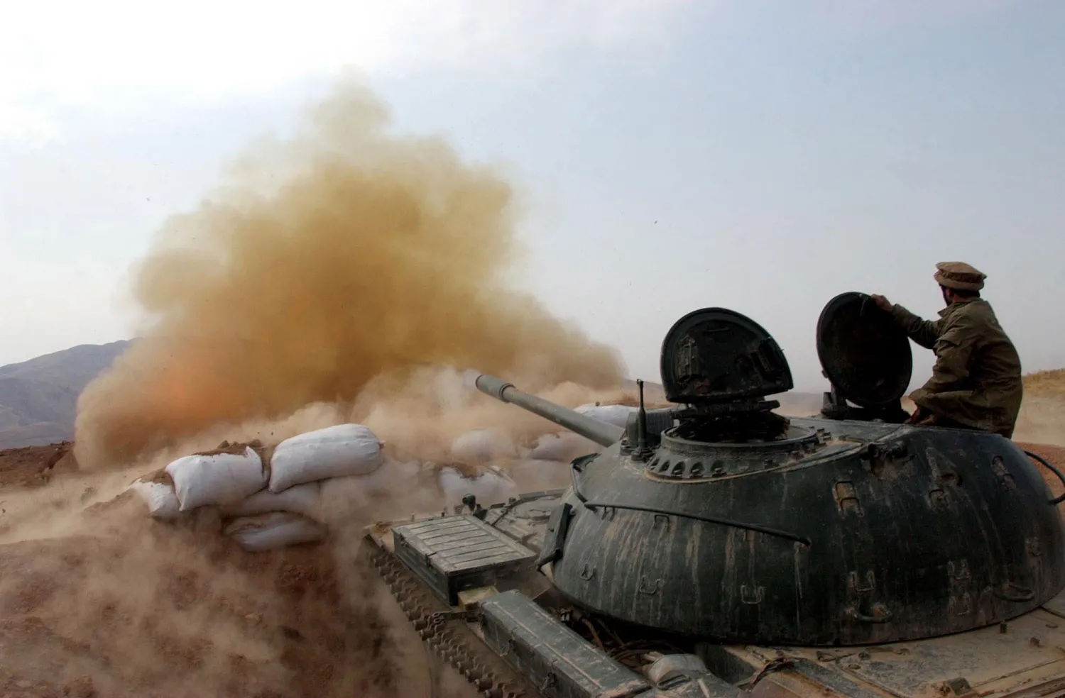 قوات التحالف تُطلق النار على مواقع «طالبان» خارج مدينة طالقان بشمال شرق أفغانستان، في أكتوبر (تشرين الأول) 2001