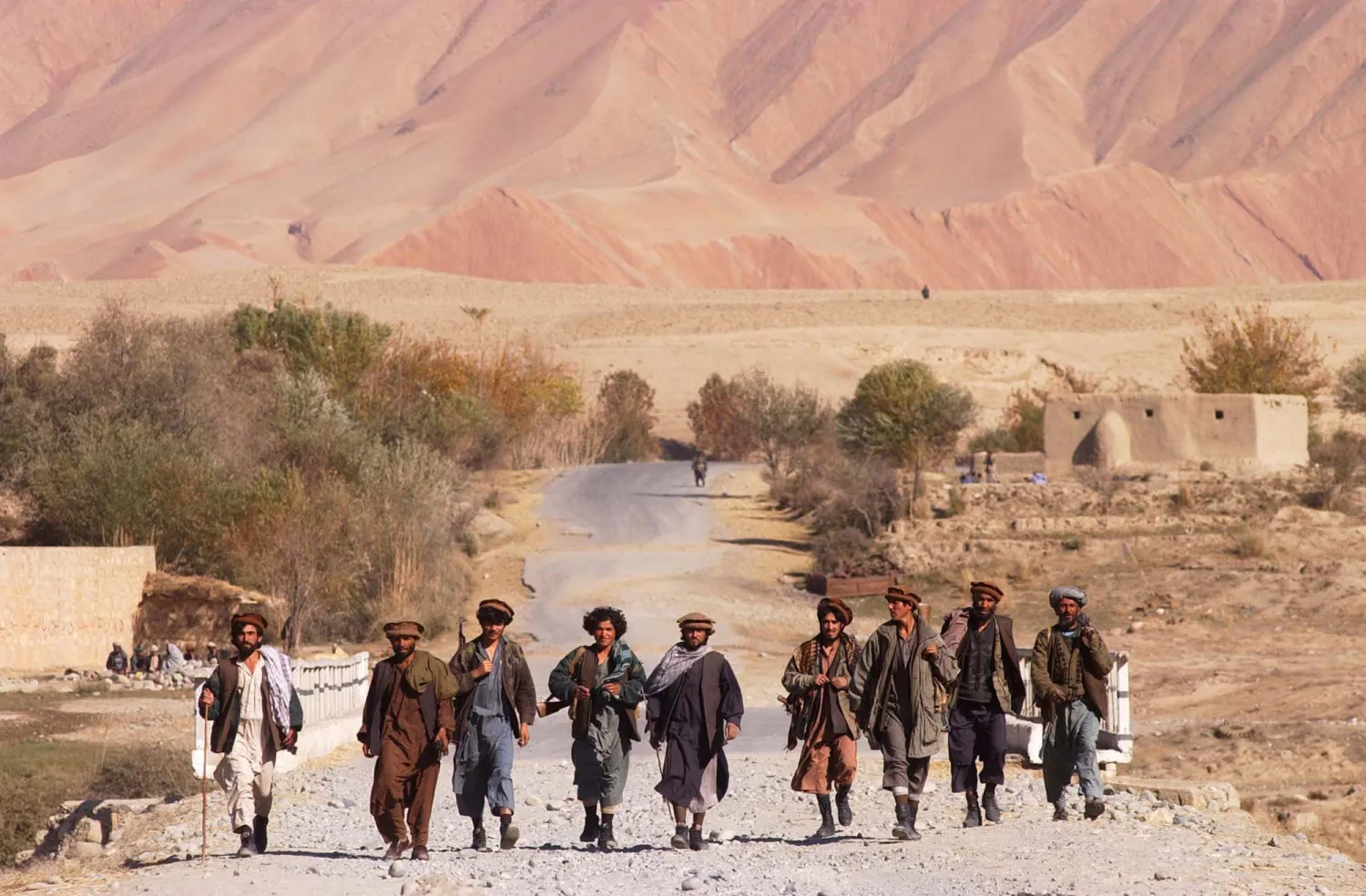 مقاتلو التحالف في الخطوط الأمامية بالقرب من معقل مُحاصر لـ«طالبان» في ولاية قندوز شمال أفغانستان، في نوفمبر (تشرين الثاني) 2001