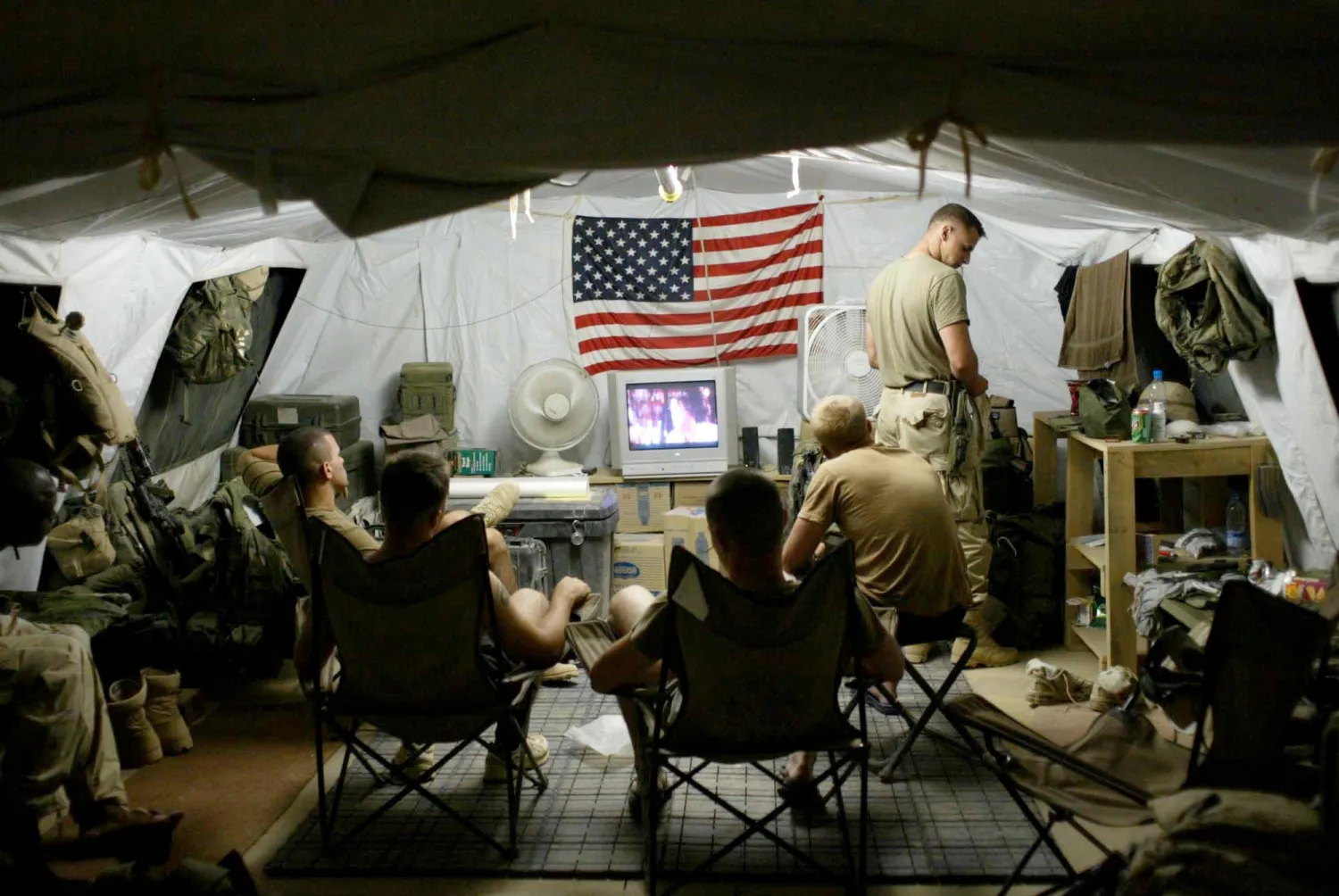 جنود أميركيون في قاعدة باغرام الجوية، شمال العاصمة كابول، في أغسطس (آب) 2002