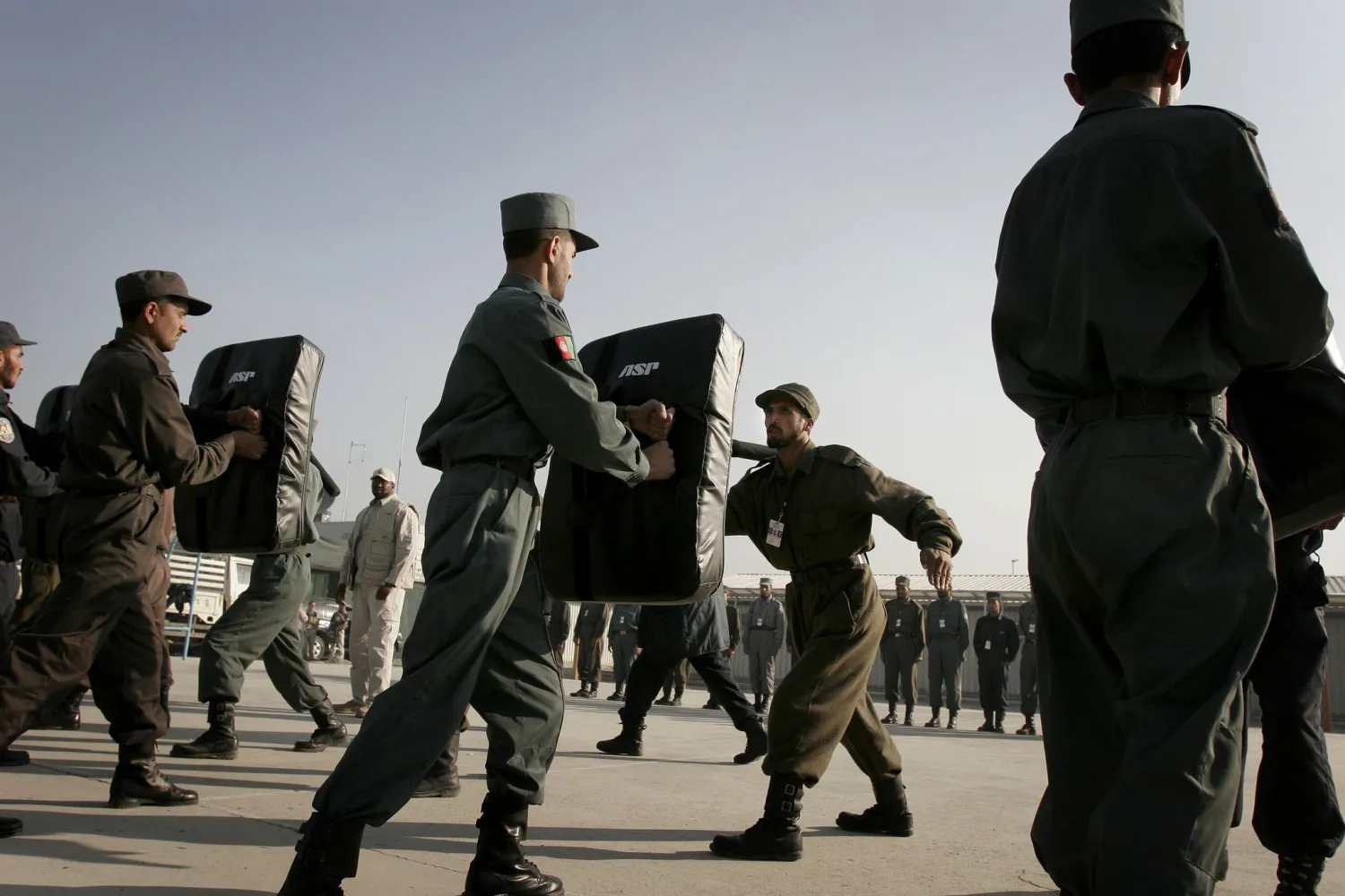 مُجندون من الشرطة الأفغانية في كابول تم تدريبهم بواسطة شركة أميركية، في نوفمبر (تشرين الثاني) 2005