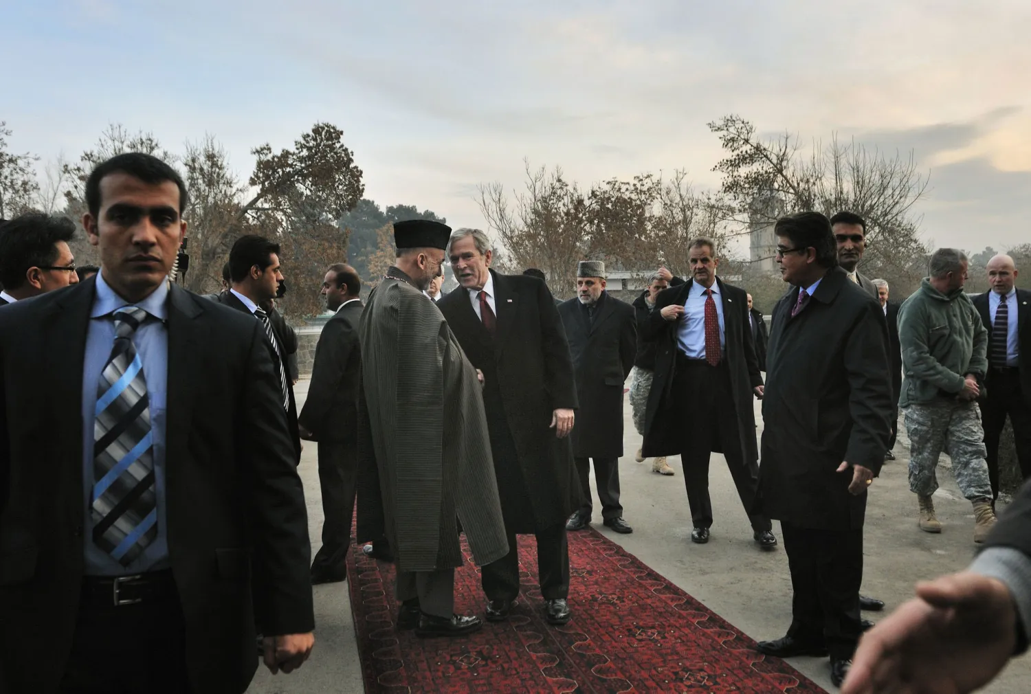 الرئيس جورج بوش مع الرئيس الأفغاني السابق حامد كرزاي خلال زيارة الأول لكابول، في ديسمبر (كانون الأول) 2008