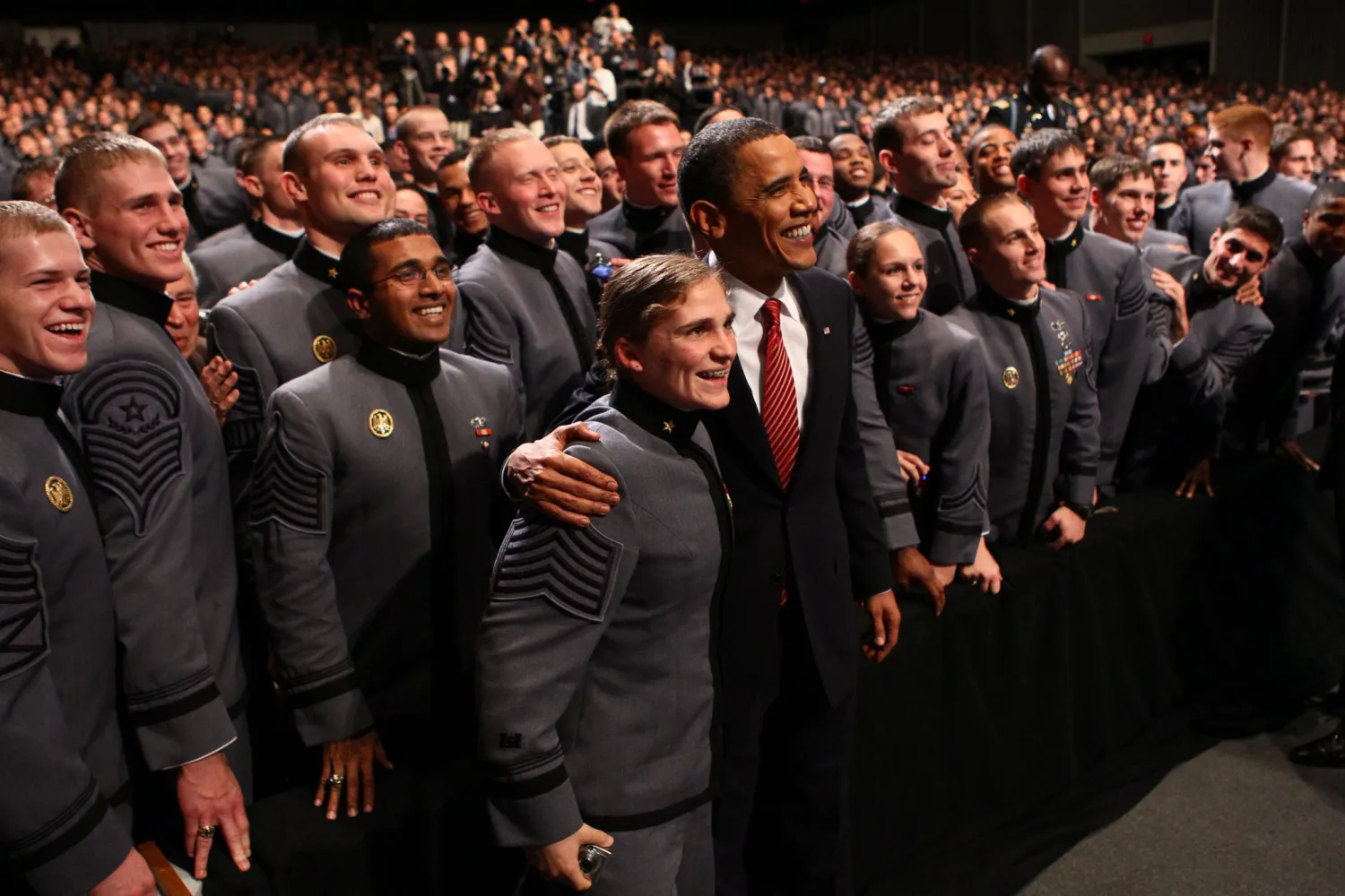 الرئيس باراك أوباما مع طلاب من الأكاديمية العسكرية الأميركية في ويست بوينت بولاية نيويورك، في ديسمبر (كانون الأول) 2009