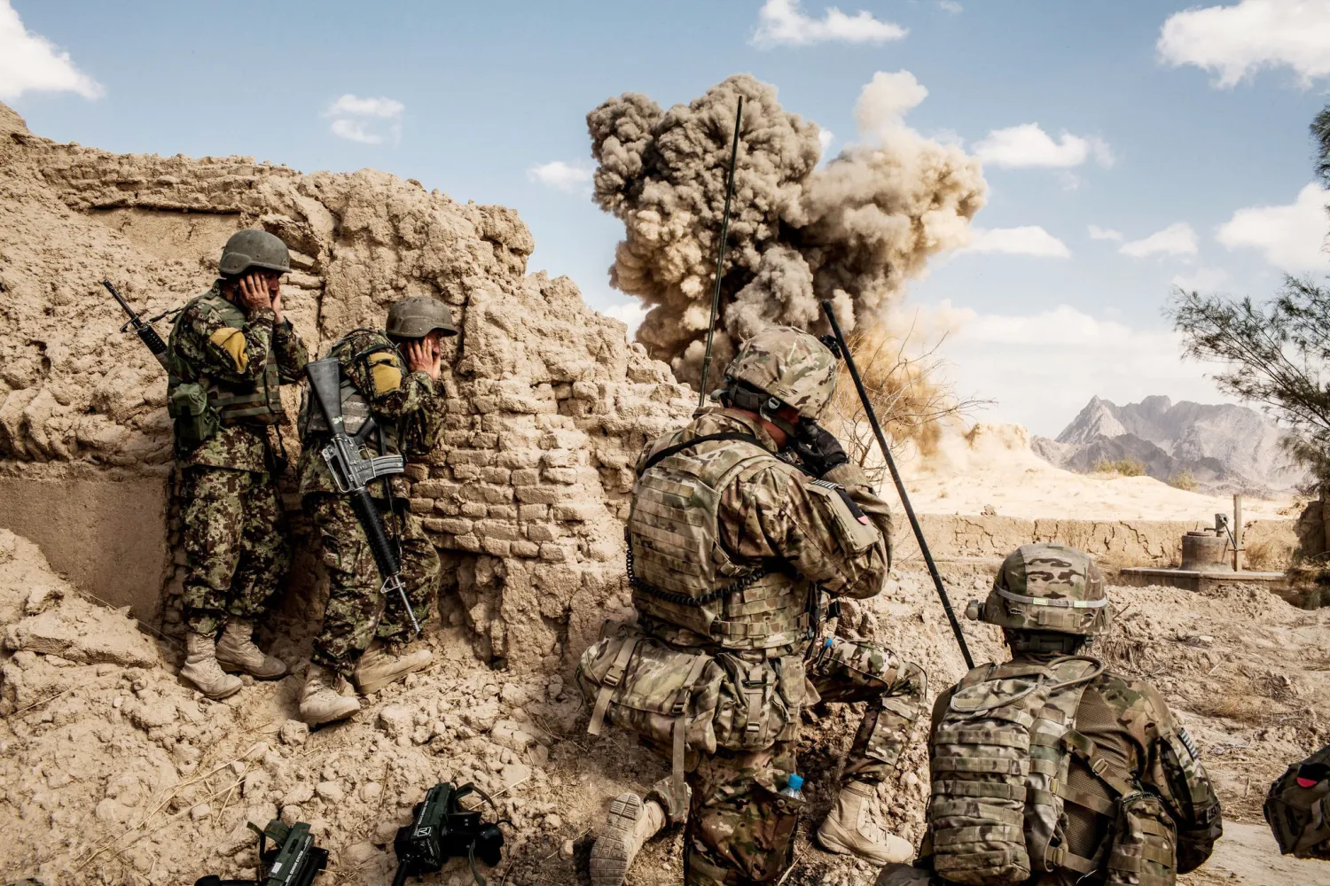 جنود أميركيون وأفغان يفجرون موقع لـ«طالبان» في مدينة قندهار جنوب أفغانستان، في فبراير (شباط) 2013