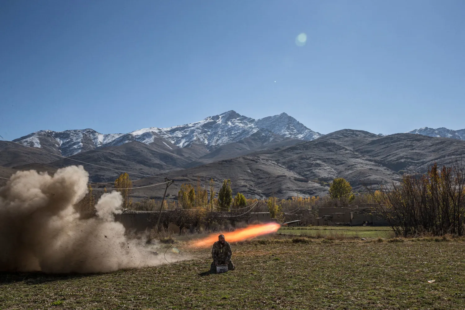 سيد وزير (40 عاماً) متطرف سابق، يُطلق صاروخاً على موقع لـ«طالبان» في مقاطعة ورداك وسط أفغانستان، في نوفمبر (تشرين الثاني) 2013