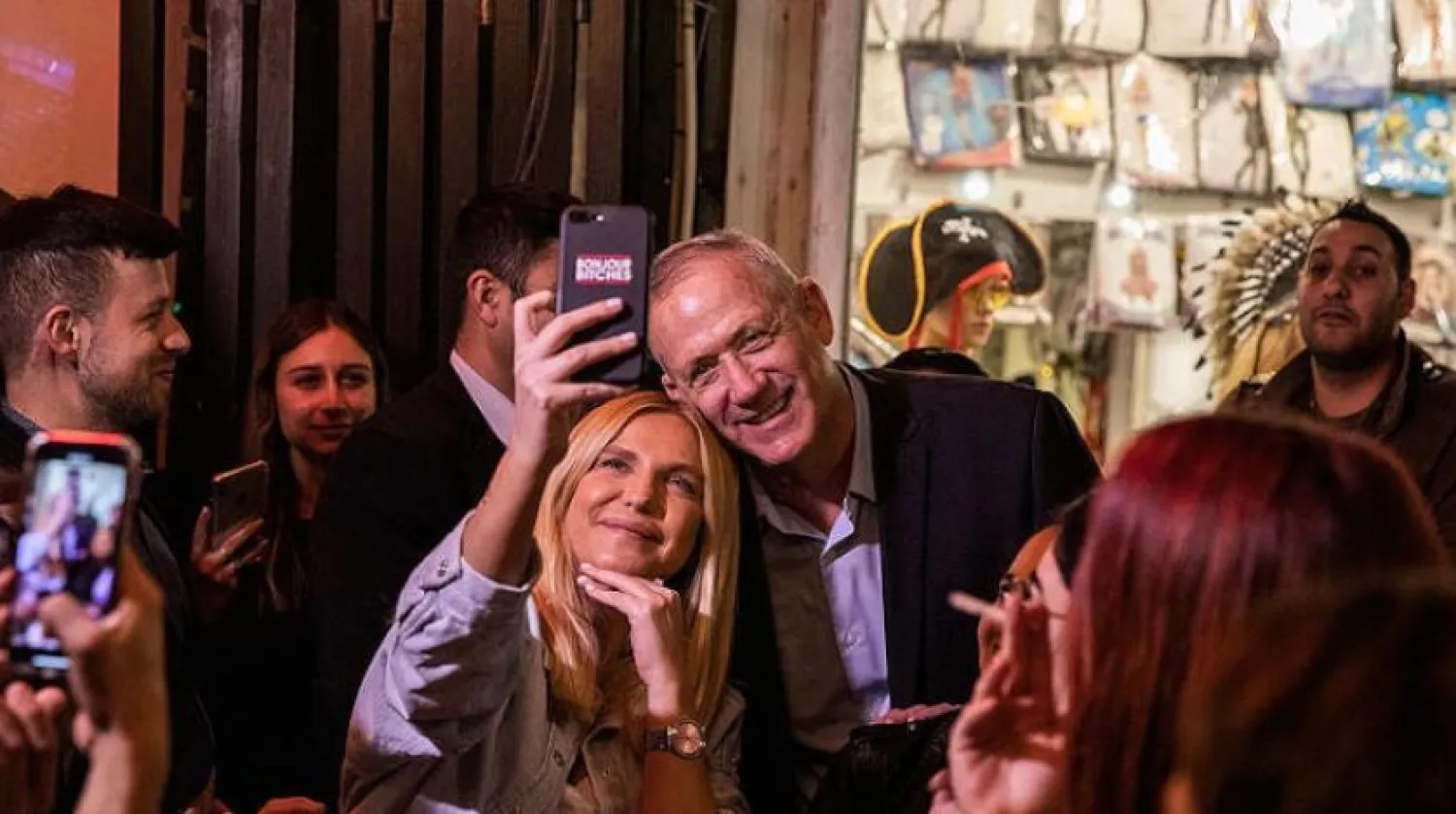 Benny Gantz, seçim kampanyası sürecinde Mavi-Beyaz İttifakı destekçileriyle bir araya geldi. (DPA)
