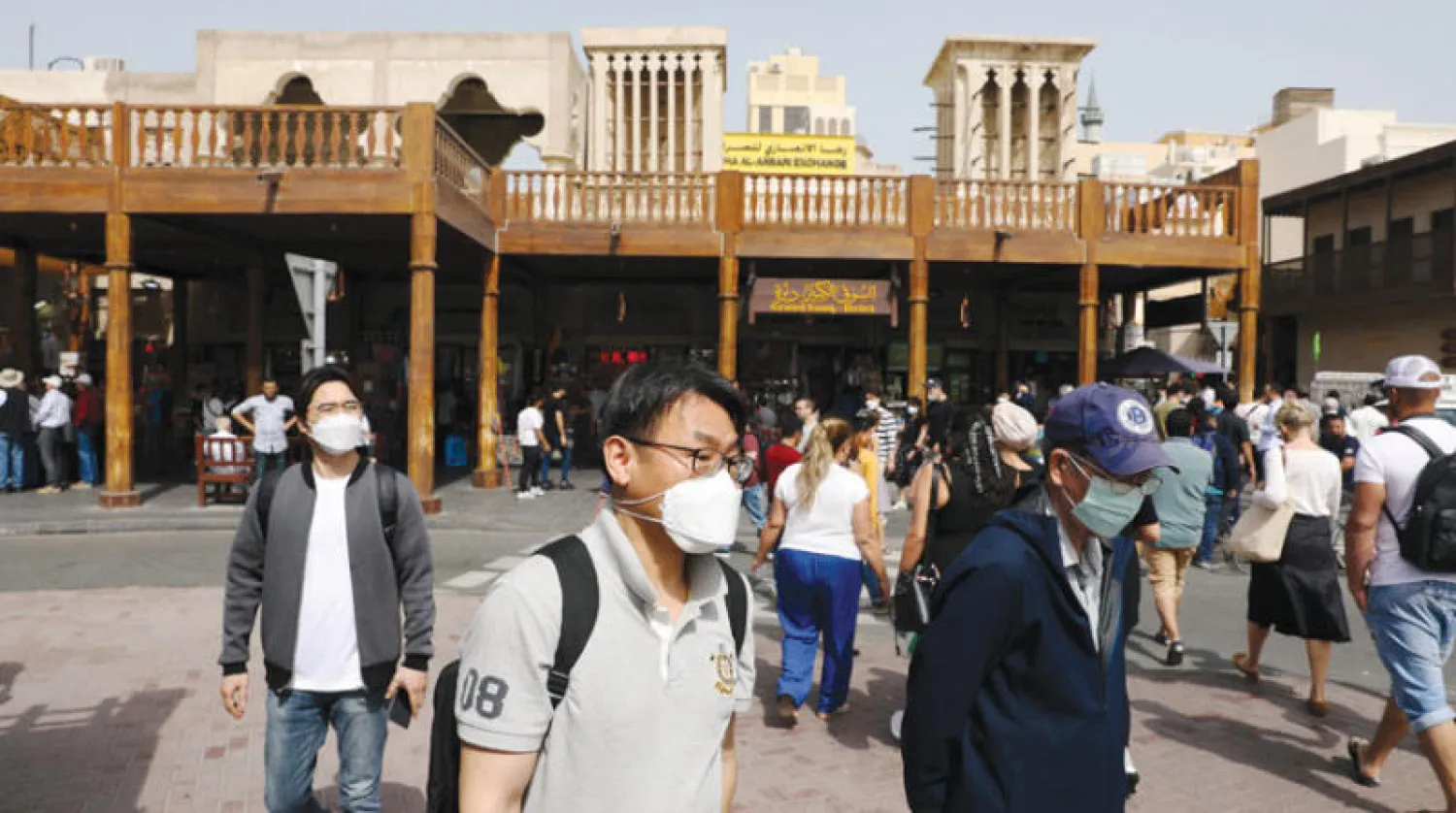 سياح يتجوّلون في دبي أمس (رويترز)