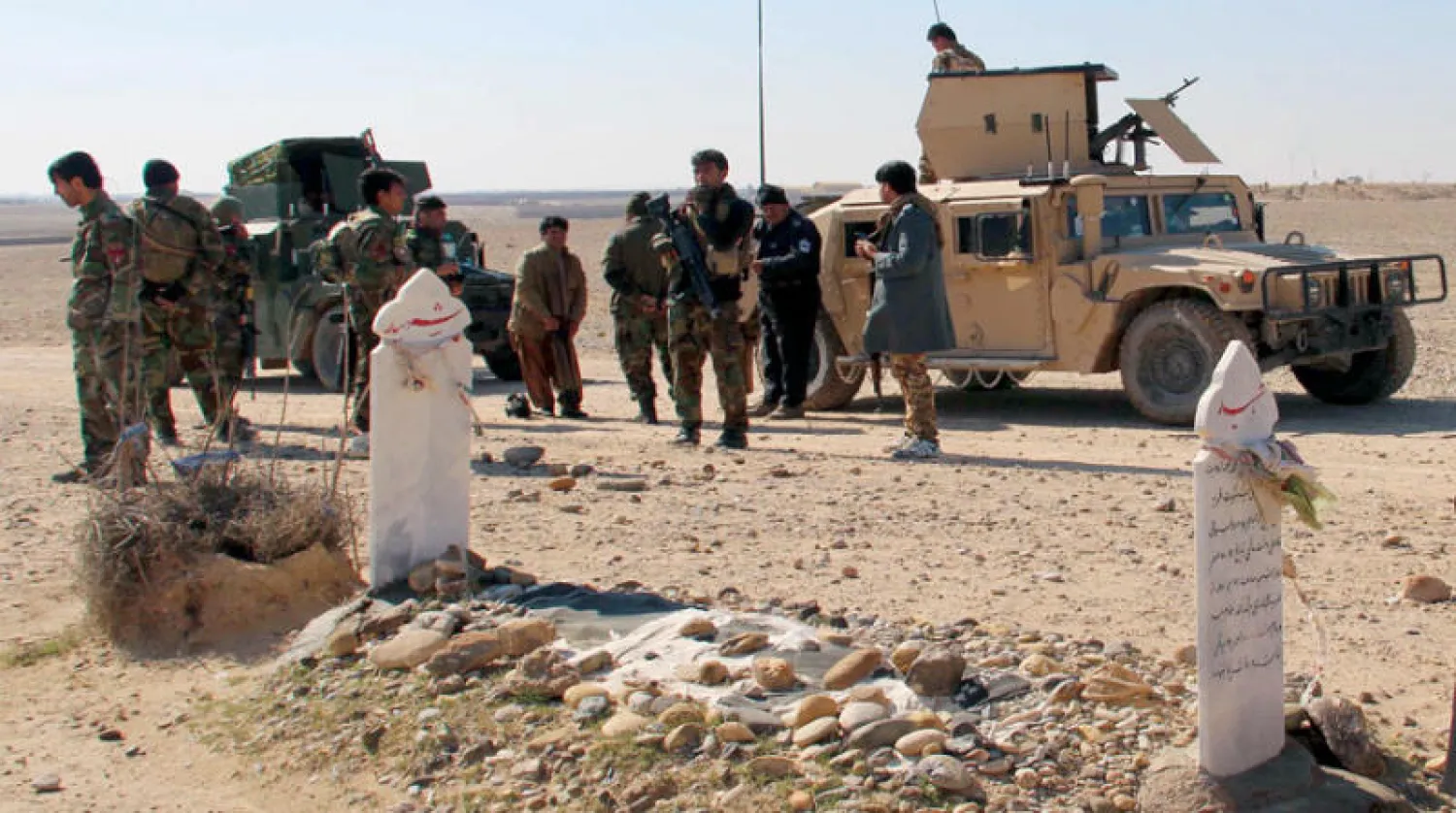 دوريات أمنية أفغانية على الطريق الرئيسية خارج ولاية هلمند أمس (إ.ب.أ)