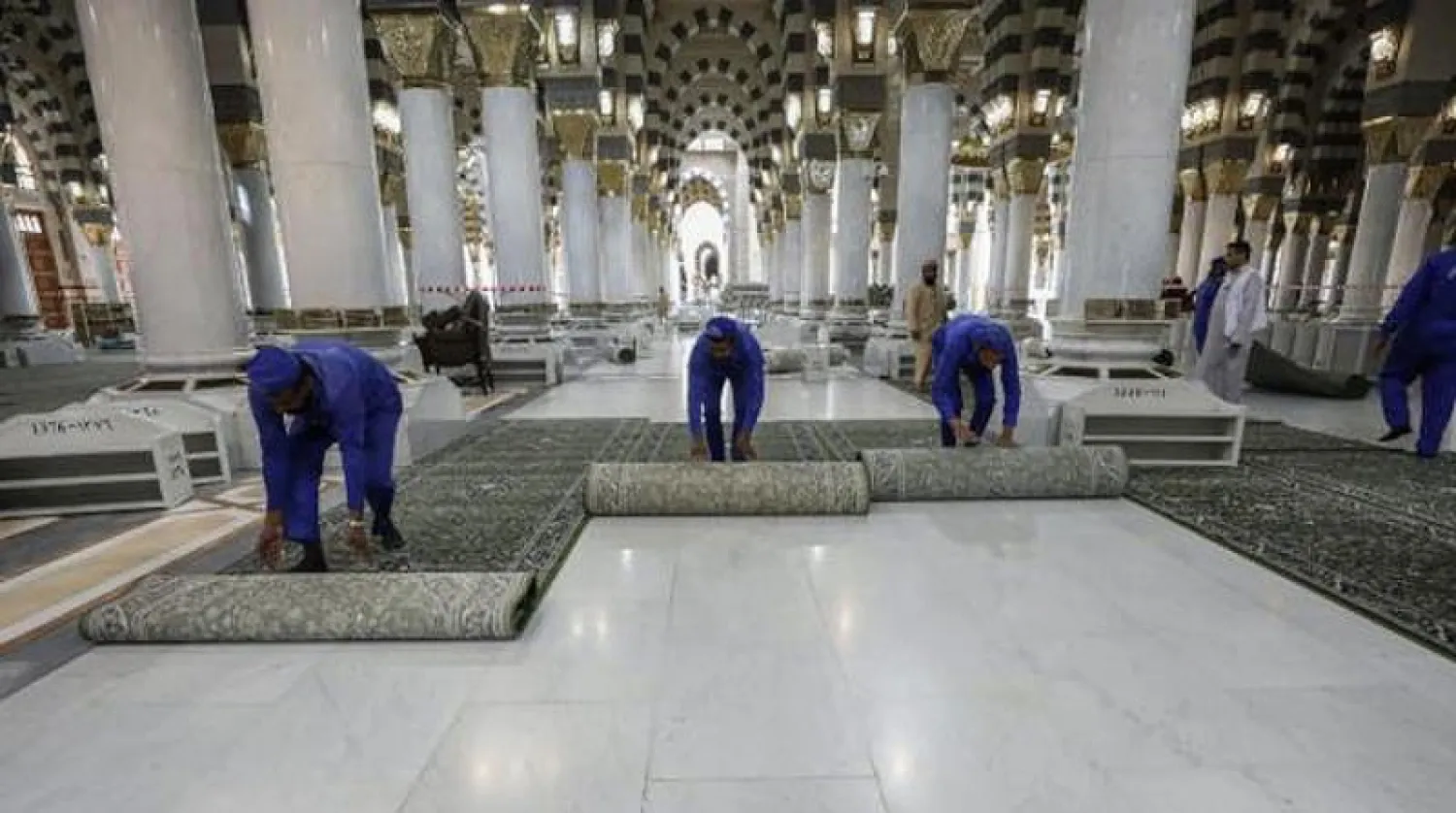 إجراءات احترازية ضد الفيروس لضمان سلامة وراحة زوار المسجد النبوي الشريف (الشرق الأوسط)