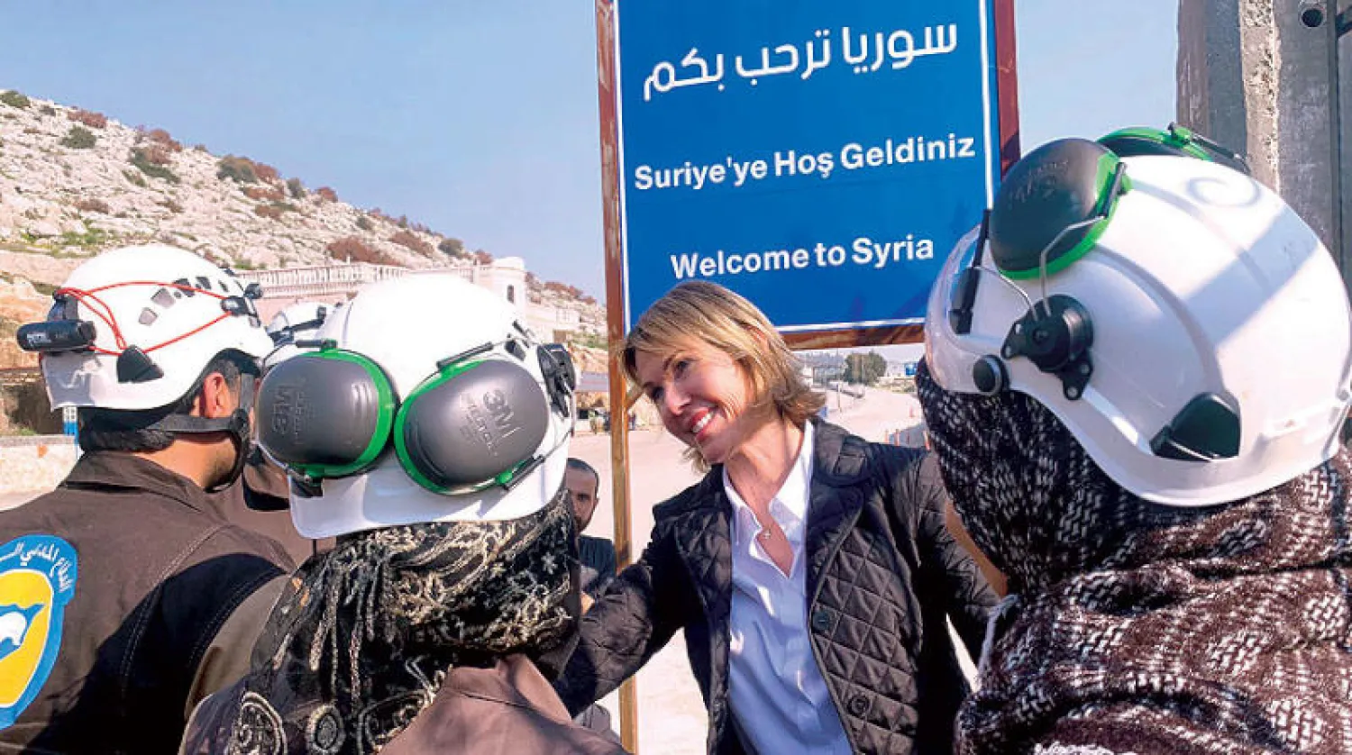 المندوبة الأميركية لدى الأمم المتحدة كيلي كرافت خلال زيارتها الجانب السوري  من الحدود مع تركيا (الدفاع المدني السوري في مناطق المعارضة)