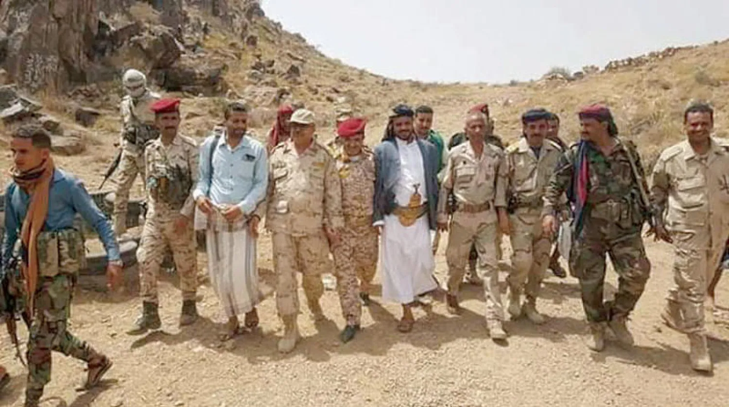 وكيل محافظة تعز عارف جامل متفقداً المرابطين في جبل هان (26 سبتمبر)