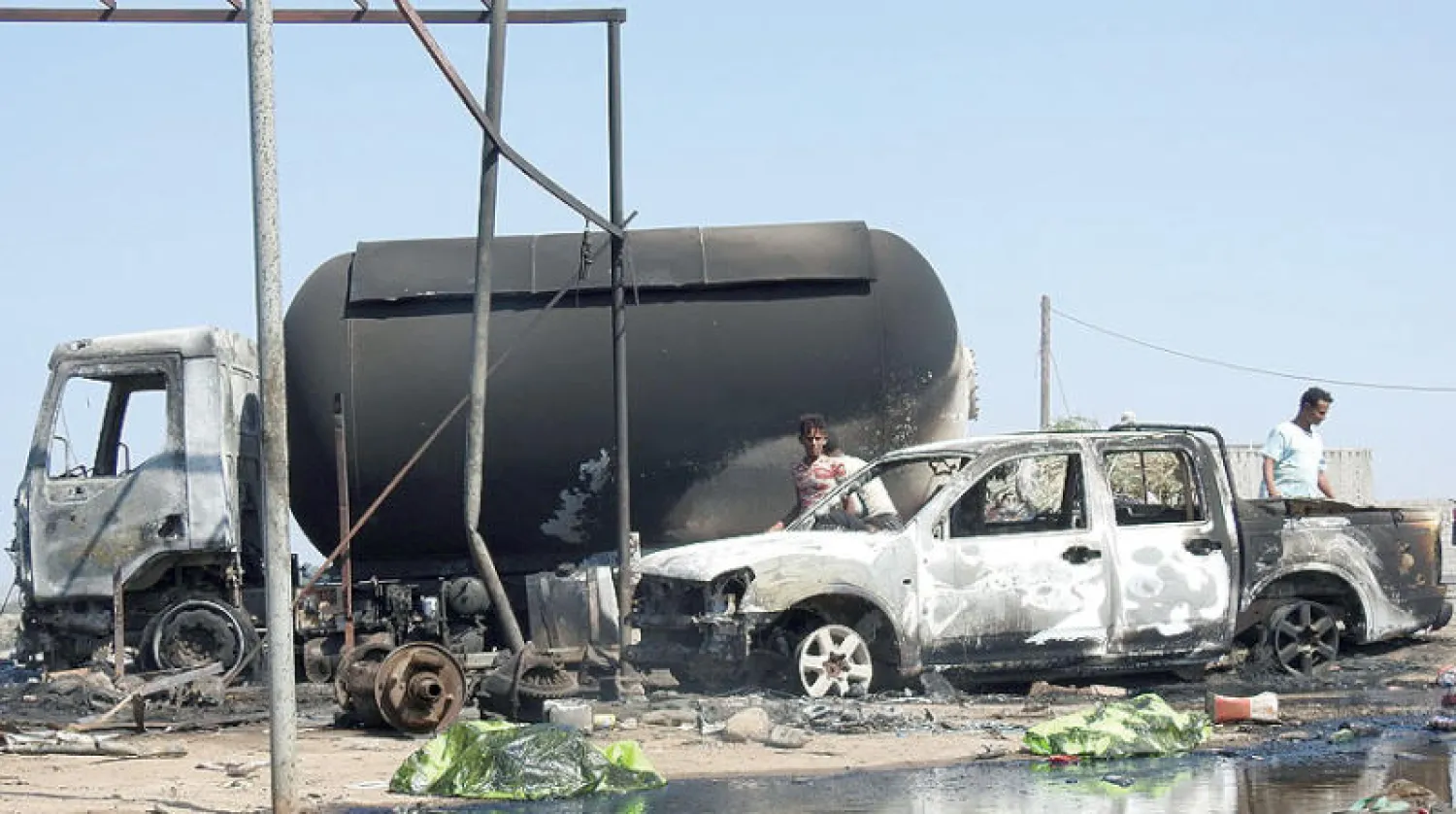 آثار عدوان حوثي في المخا في نوفمبر الماضي (رويترز)