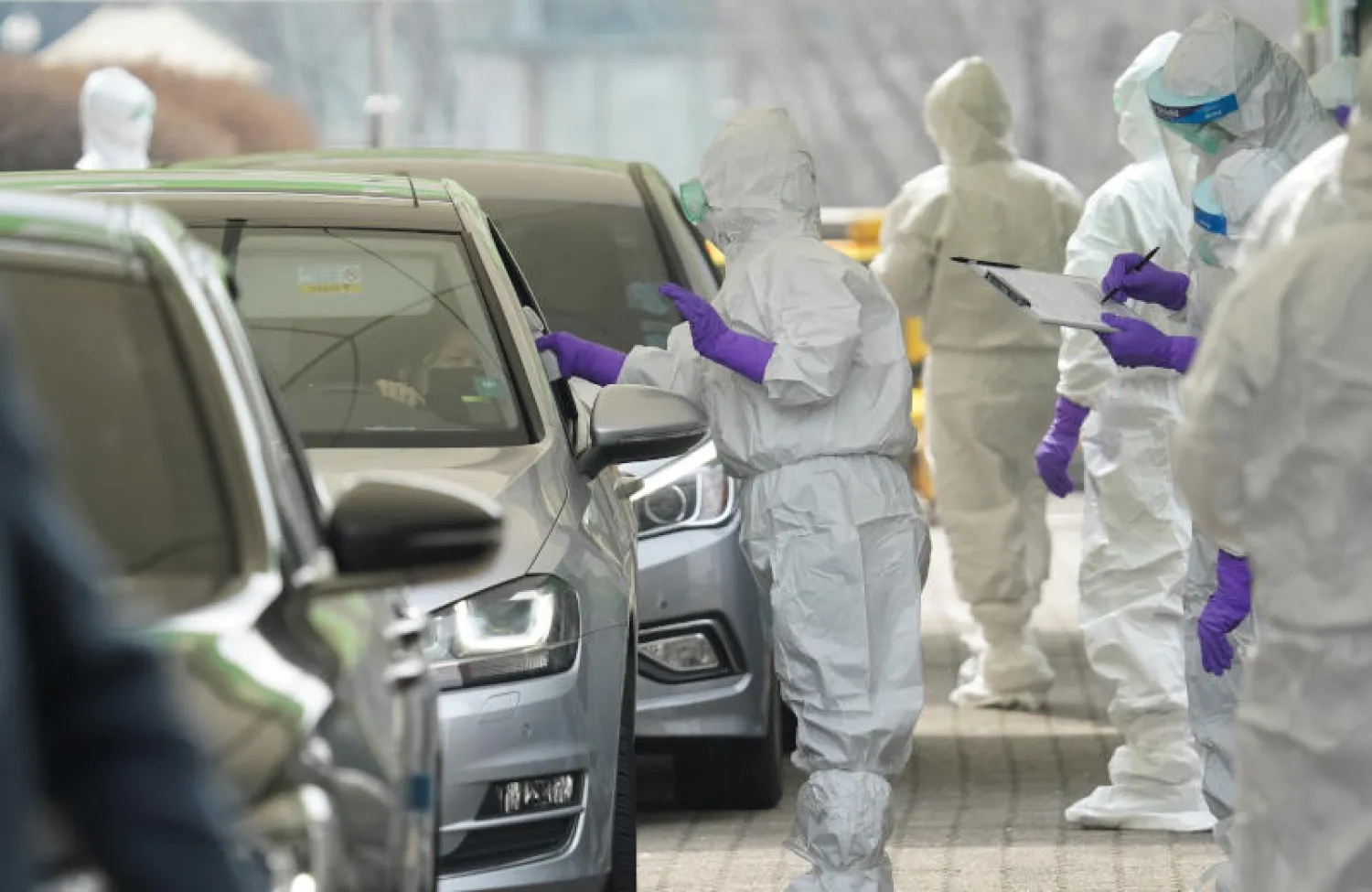 إجراء فحص كورونا لسائق على أحد الطرق في سيول (رويترز)