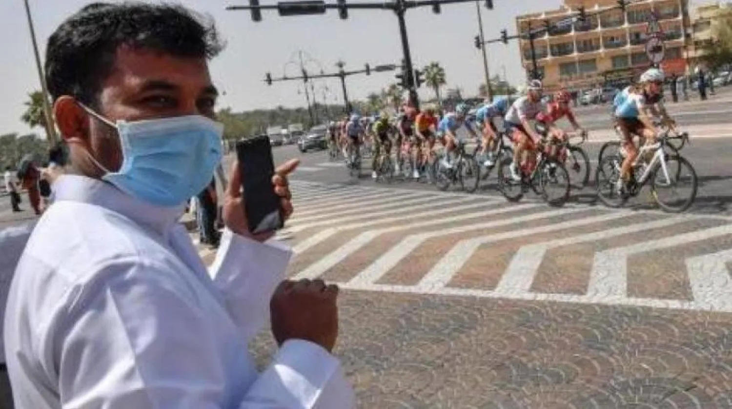 جانب من سباق دراجات طواف الإمارات الذي أعلنت أبوظبي مسبقاً عن تسجيل إصابتين بفيروس كورونا فيه (أ.ف.ب)