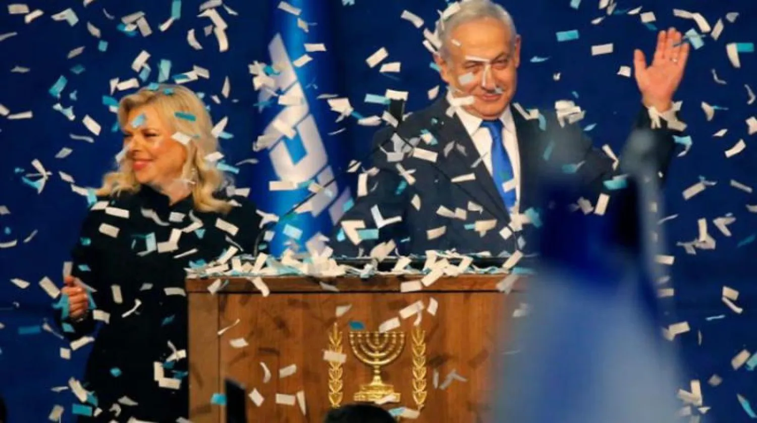 رئيس الوزراء الإسرائيلي بنيامين نتنياهو وزوجته سارة في مقر حزب الليكود بتل أبيب (أ.ف.ب)