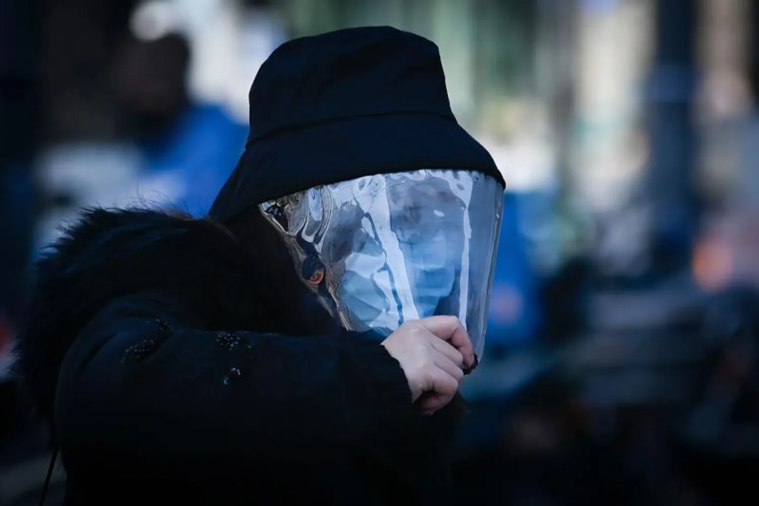 رجل صيني يرتدي قناعاً في بكين (أ.ف.ب)