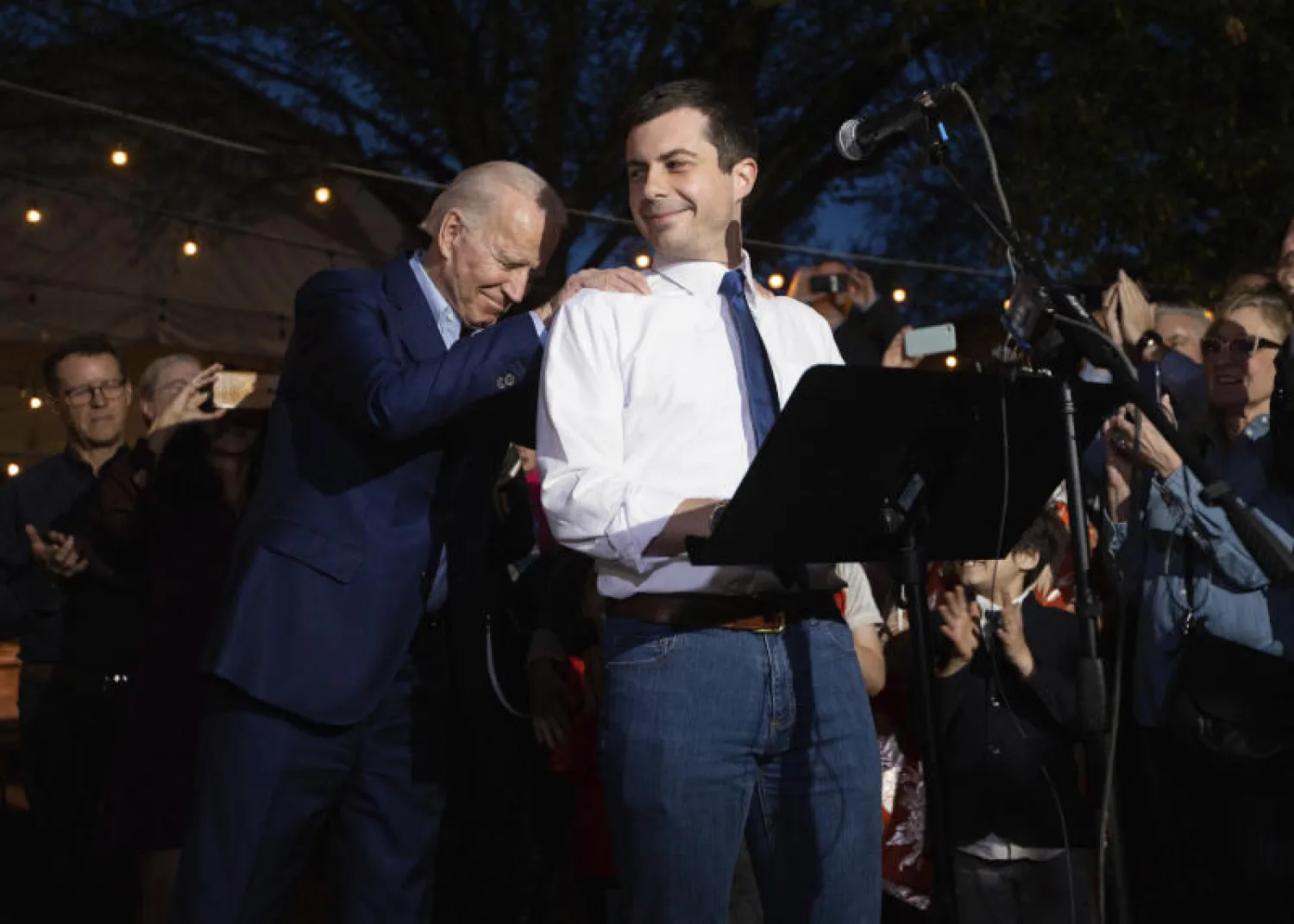 بيت بوتيدجيدج – إلى اليمين – وجو بايدن في دالاس (أ.ب)