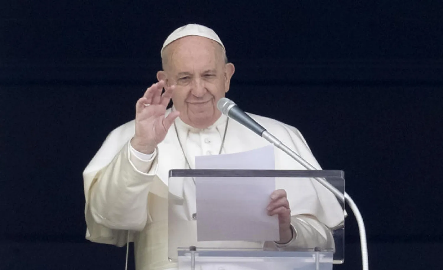 البابا فرنسيس يحيي الزائرين في ساحة القديس بطرس بالفاتيكان (أ.ب)