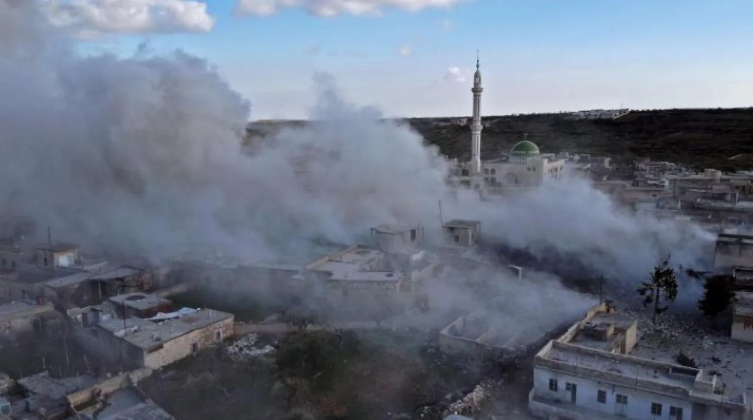 İdlib'de bombalanan bir alandan dumanlar yükseliyor (AFP)