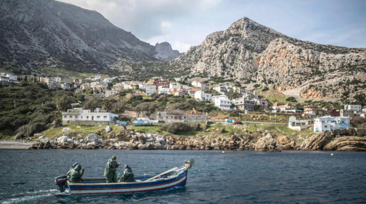 عضوات الجمعية التعاونية لصيادات الأسماك في قرية بليونش المغربية في رحلة صيد (أ.ب)
