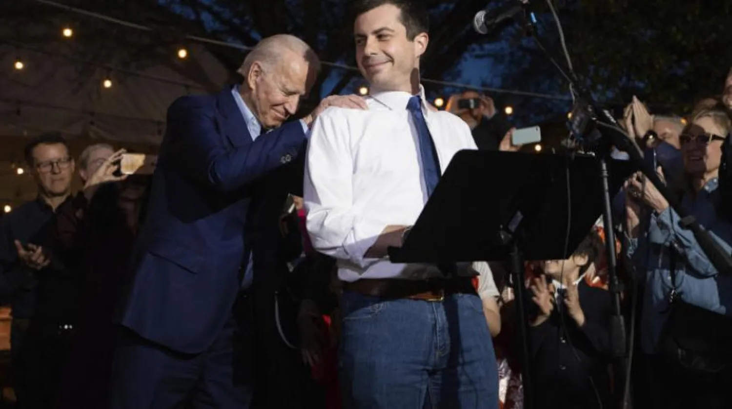 Pete Buttigieg ve Joe Biden Dallas’taki mitingde (AP)