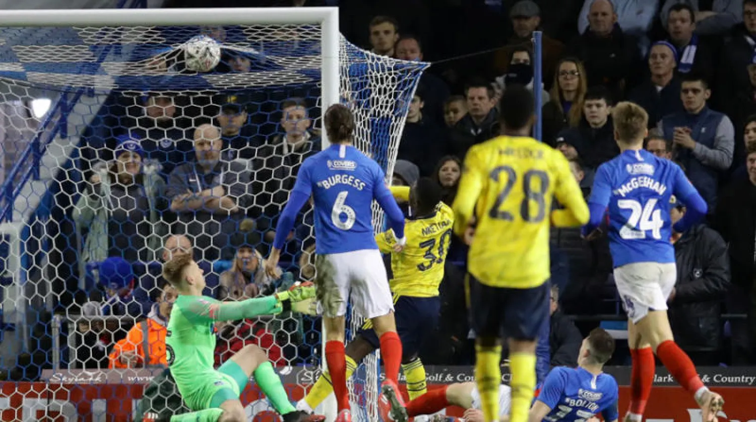 نكيتياه لاعب آرسنال يسجل ثاني أهداف فريقه في مرمى بورتسموث (رويترز)