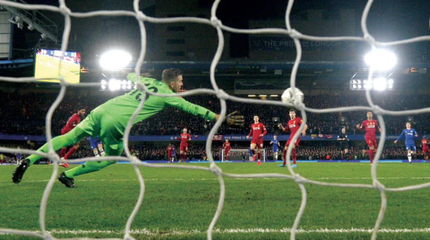 أدريان حارس ليفربول في محاولة يائسة للتصدي لتسديدة باركلي نجم تشيلسي (إ.ب.أ)